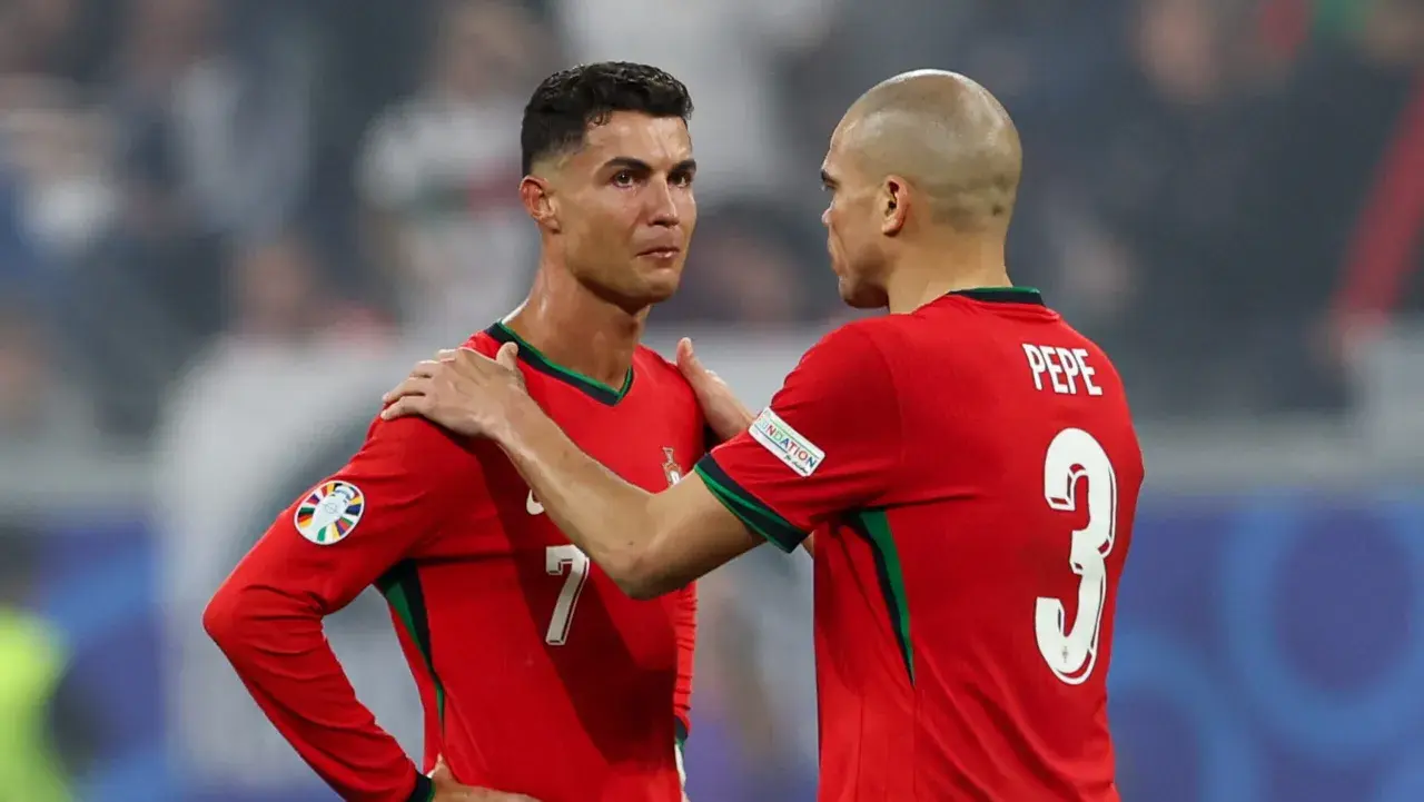 Cristiano Ronaldo i Pepe w czerwonych koszulkach Portugalii przed Euro.