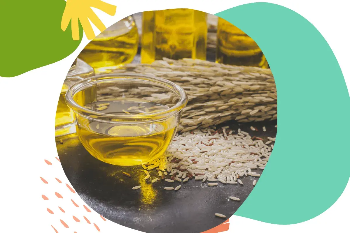 Naturalny olej ryżowy do twarzy w szklanej miseczce, obok ziaren ryżu i kłosów.