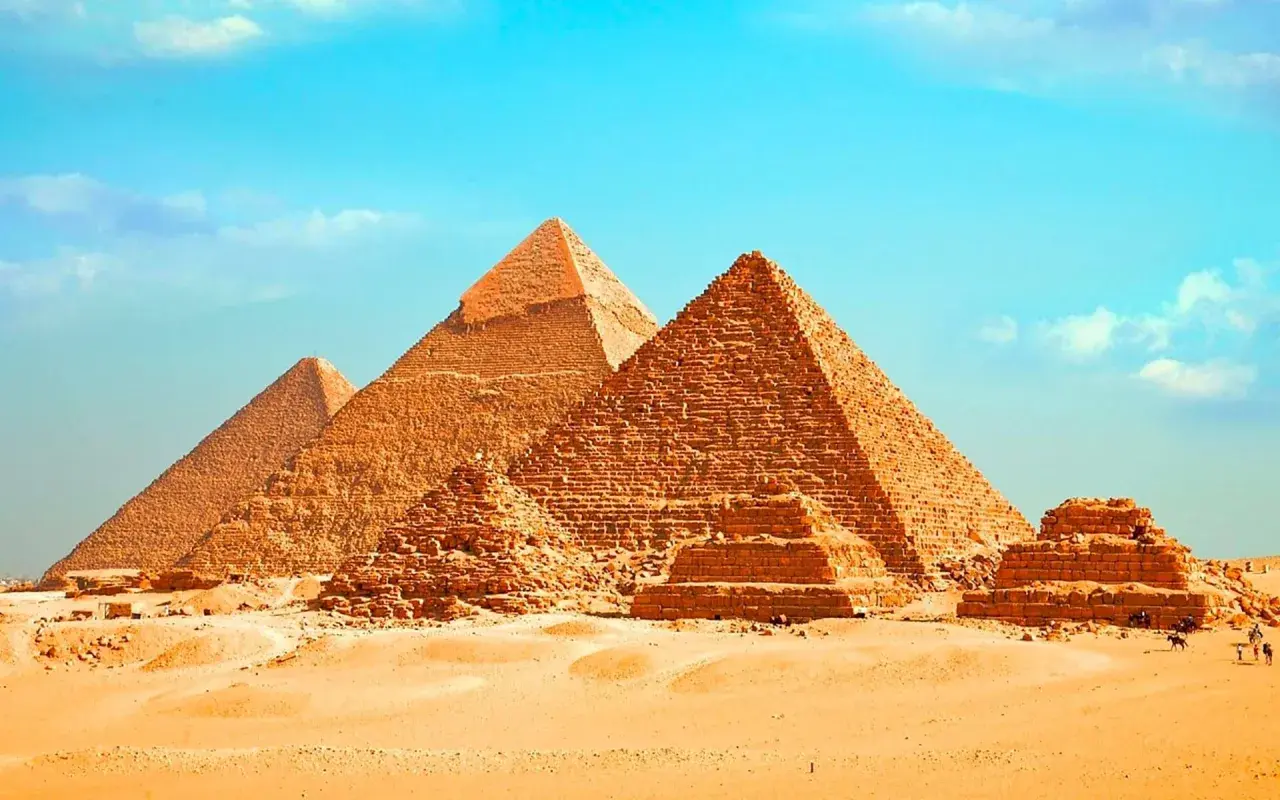 Le maestose piramidi di Giza, un'icona da non perdere se ti chiedi cosa vedere al Cairo in 2 giorni.