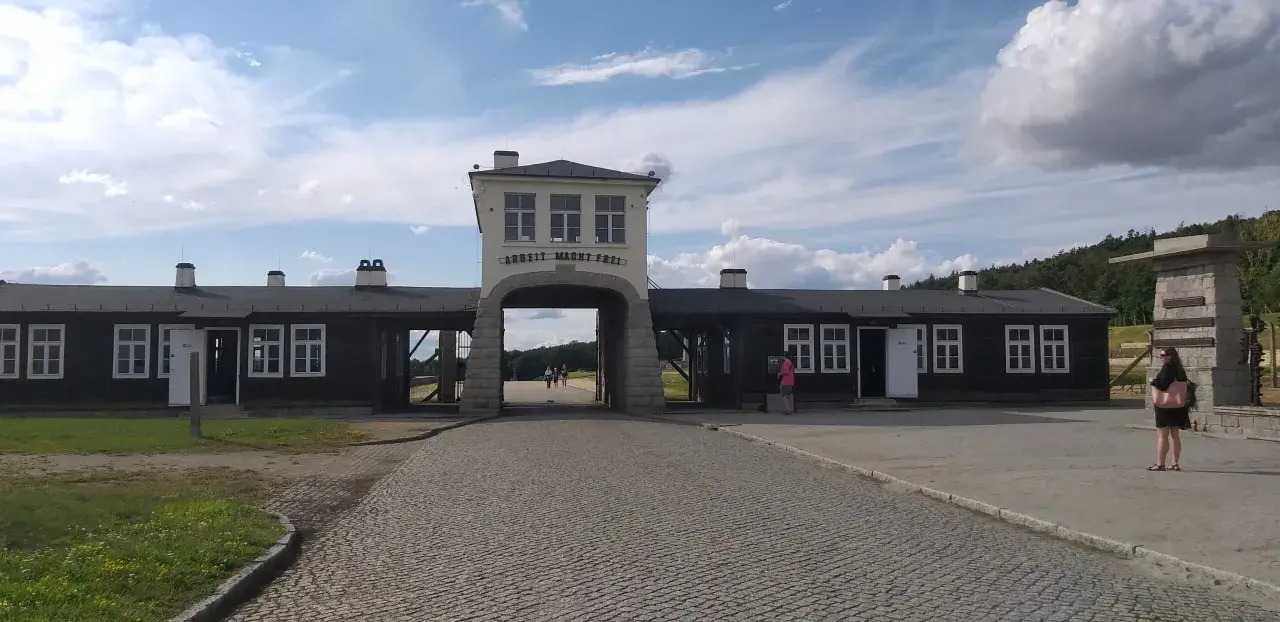 Brama z napisem "Arbeit Macht Frei" w Gross-Rosen. Cennik wstępu do muzeum jest dostępny online.