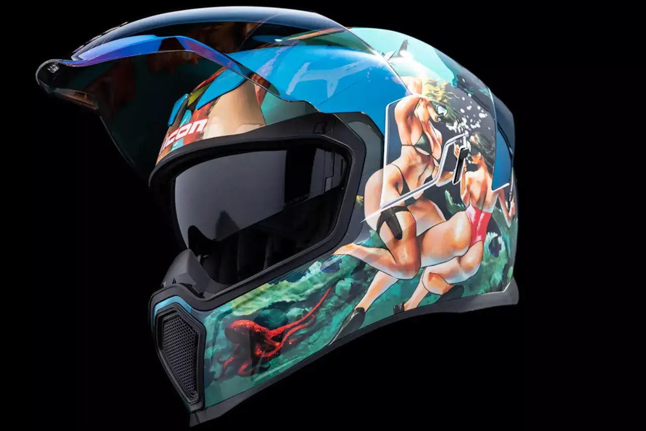 Kask motocyklowy Icon Airflite z grafiką przedstawiającą podwodne przygody z ośmiornicą i kobietami w bikini.