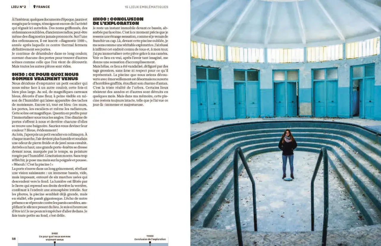 Une jeune femme explore une piscine abandonnée, un lieu typique des **urbex**. Les marches bleues mènent à un bassin vide, témoignant de son passé.