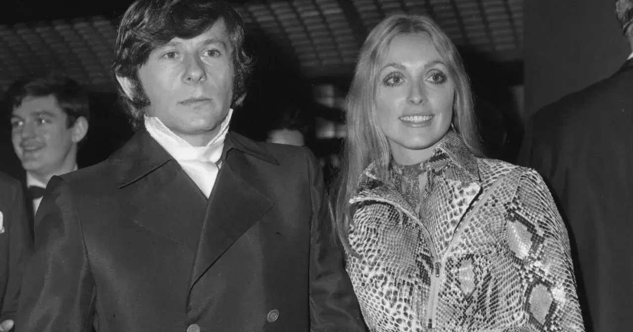 Roman Polański i jego żona Sharon Tate, uśmiechnięci, pozują do zdjęcia.