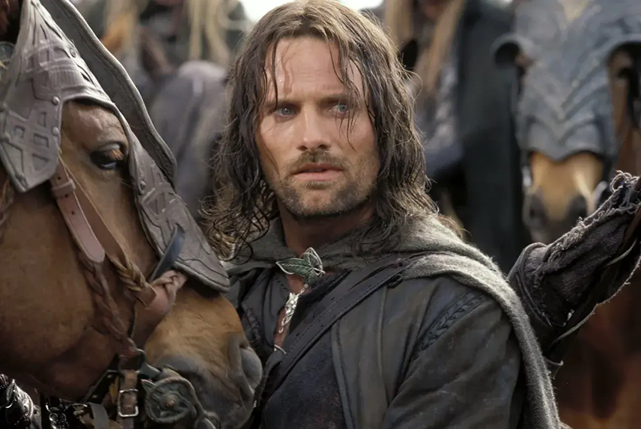 Viggo Mortensen jako Aragorn w filmach "Władca Pierścieni", z koniem w zbroi.
