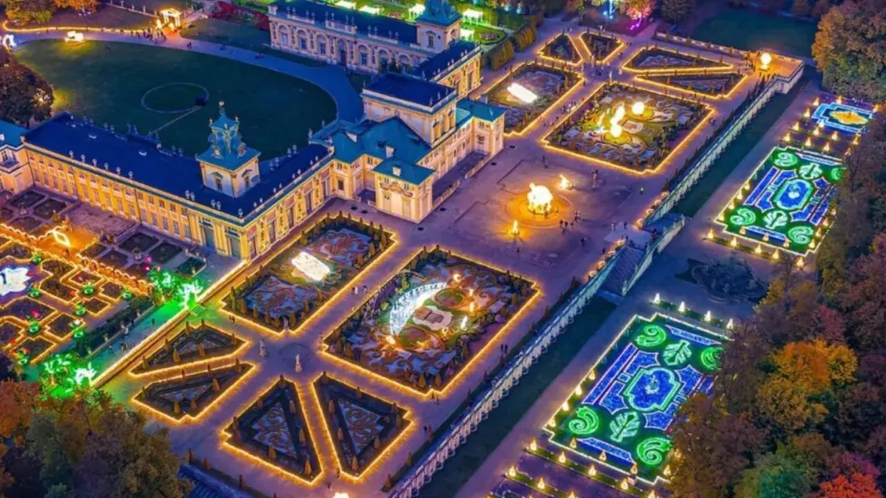 Nocny park świateł w Warszawie zachwyca iluminacjami pałacu i ogrodów.
