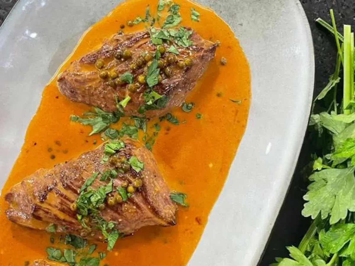 Délicieux onglet de boeuf recette, nappé d'une sauce onctueuse et garni de poivre vert et persil frais. Un plat savoureux à déguster.