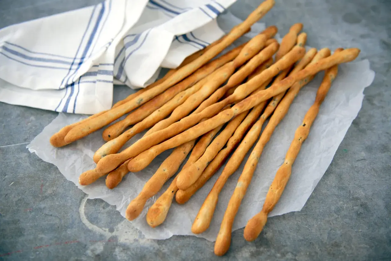 Krispiga grissini med örter, perfekta till förrätt eller som tilltugg. Ett enkelt grissini recept att prova!