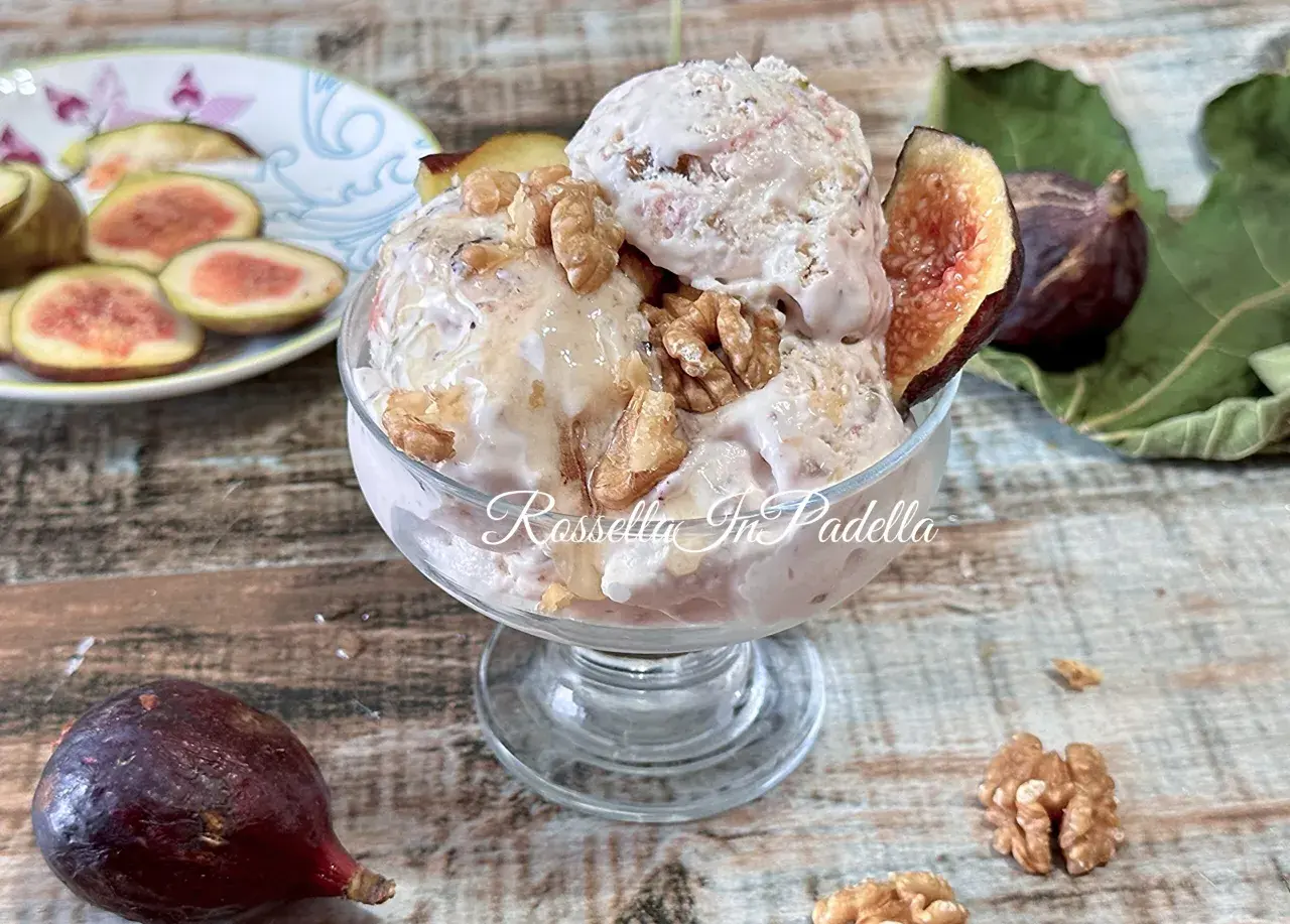 Coppa di gelato ai fichi con noci e fichi freschi, un dolce estivo delizioso.
