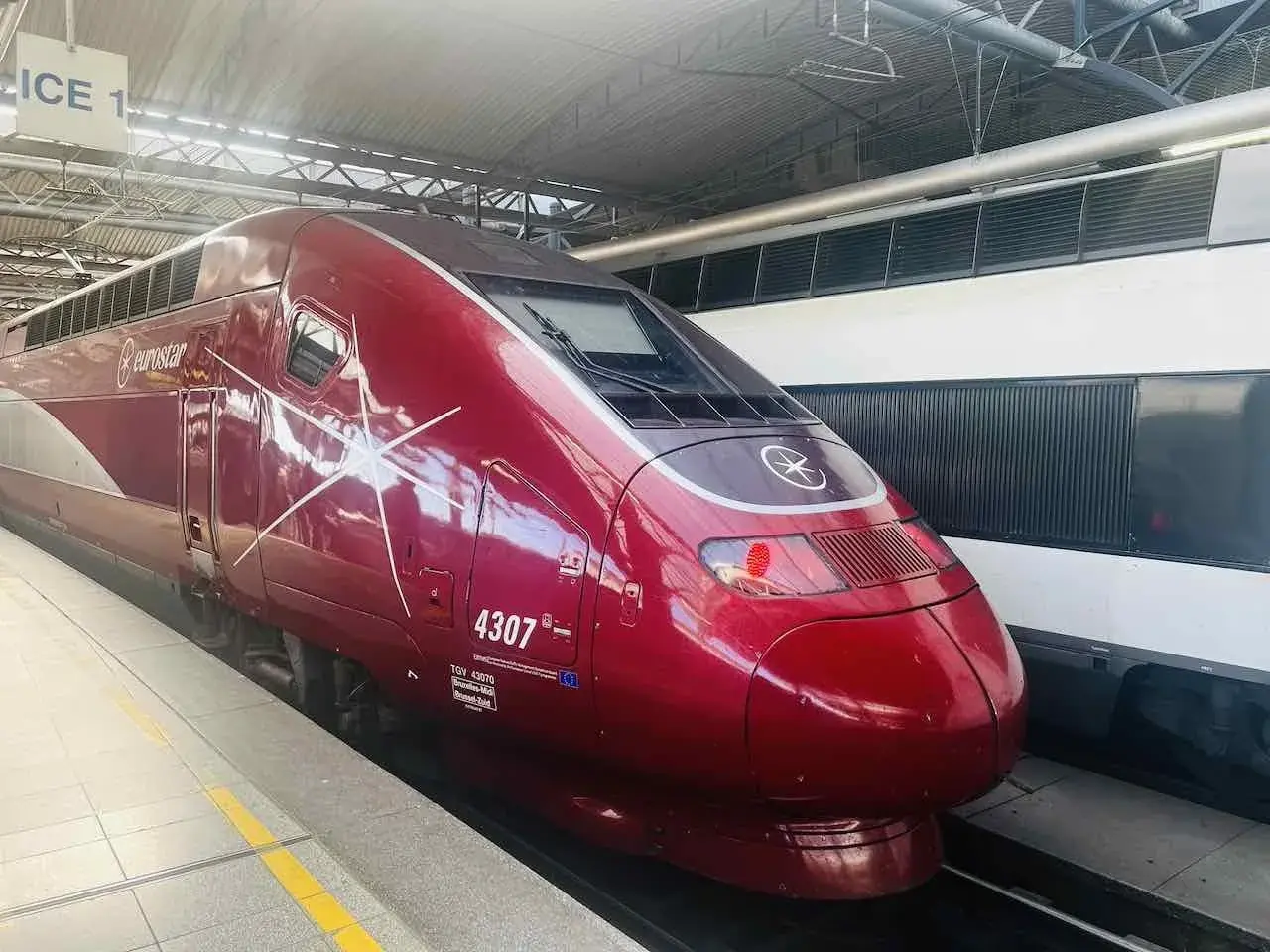 Roter Eurostar-Zug am Bahnsteig, bereit für die Fahrt von Brüssel nach London.