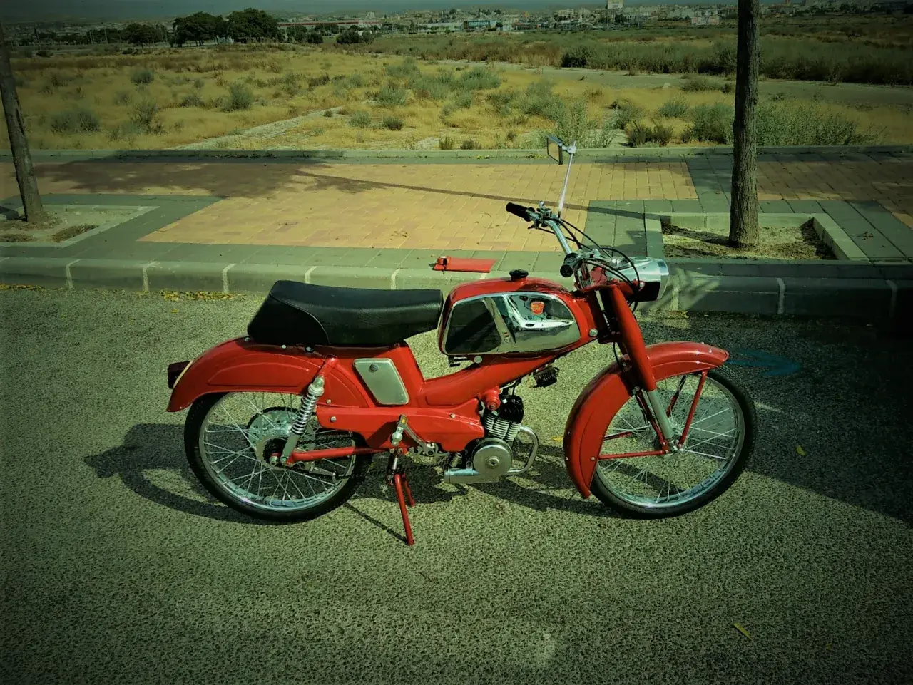 Ciclomotor rojo antiguo, listo para pasar la itv. Un clásico que evoca tiempos pasados.