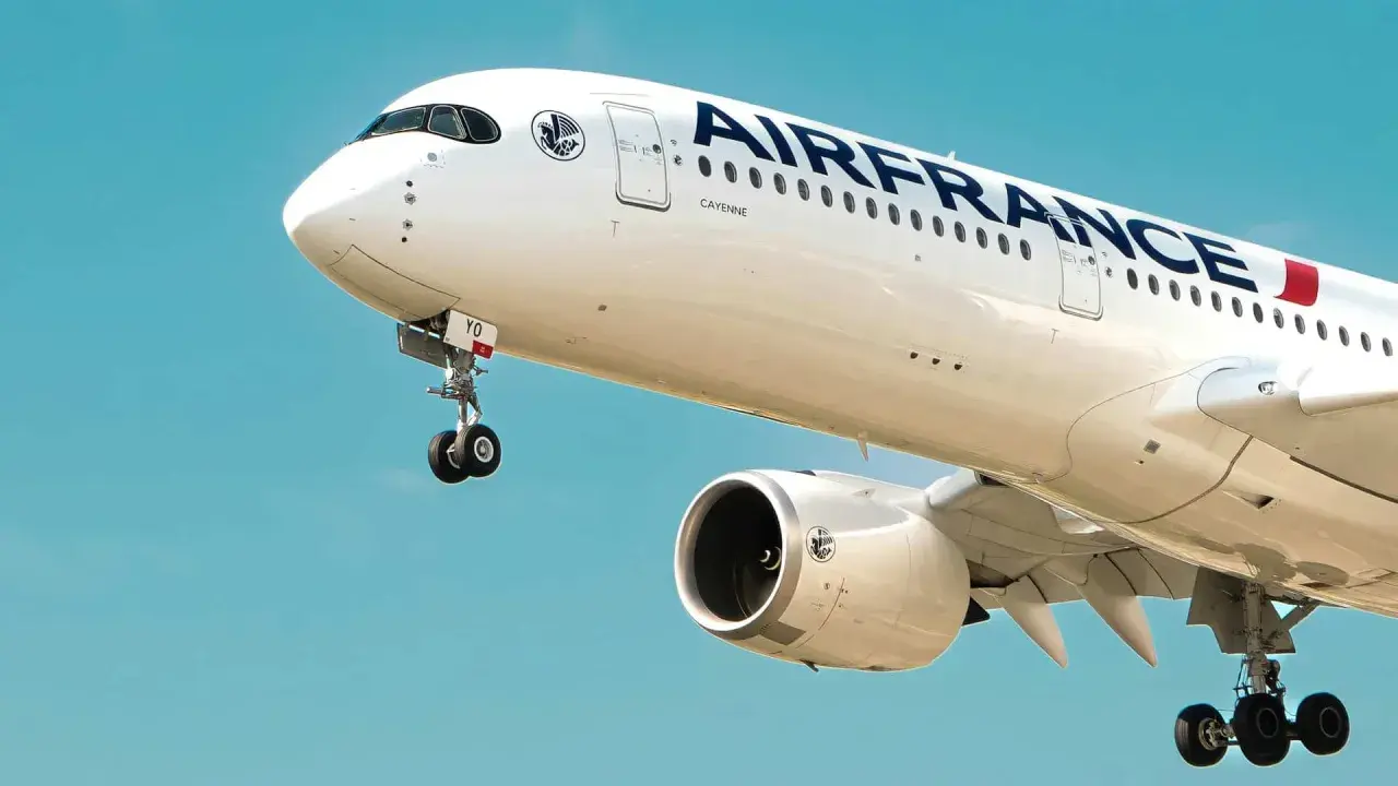 Samolot Air France z wysuniętym podwoziem, gotowy do startu. W kabinie zmieści się Twój **bagaż podręczny**.