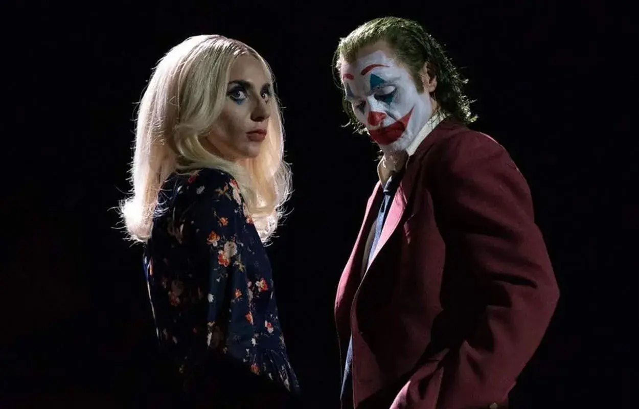 Lady Gaga som Harley Quinn och Joaquin Phoenix som Jokern i "Joker: Folie à Deux".