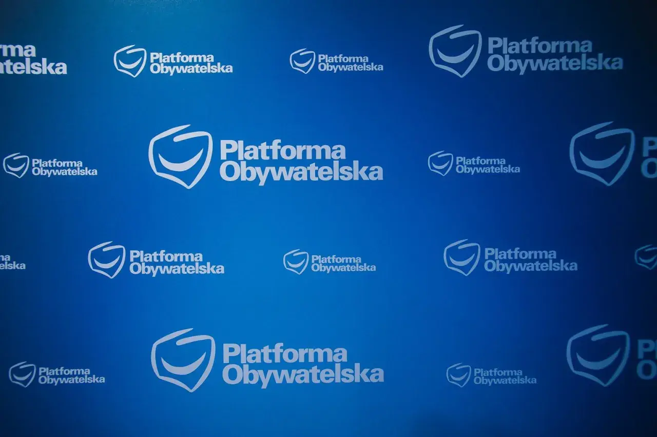 Niebieskie tło z powtarzającym się logo i napisem "Platforma Obywatelska".