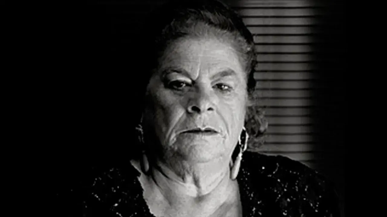 Retrato en blanco y negro de una mujer mayor con profundas arrugas y mirada intensa, capturando **expresiones jerezanas** llenas de carácter.