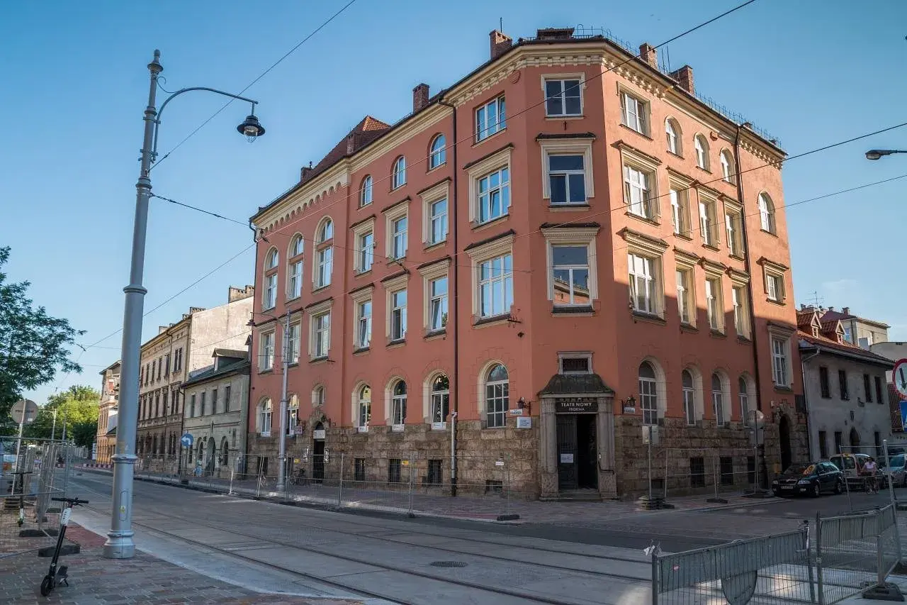 Kamienica z napisem "Teatr Nowy" przyciąga wzrok. Sprawdź teatr Proxima Kraków repertuar i odkryj magiczny świat sceny.