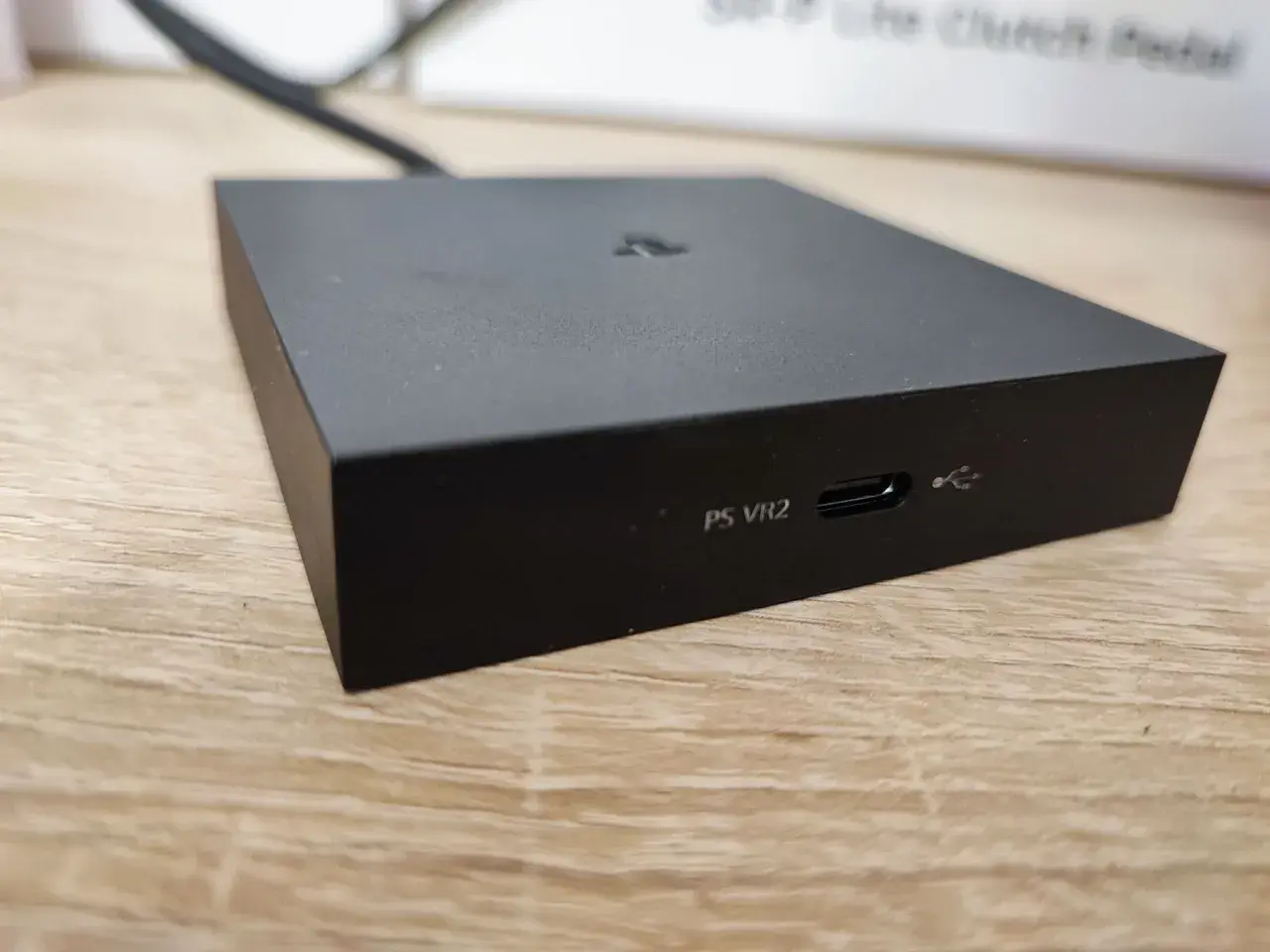 Czarny moduł PS VR2 z portem USB-C. Zastanawiasz się, czy PS VR działa z PC? Ten sprzęt może być kluczem do odpowiedzi.