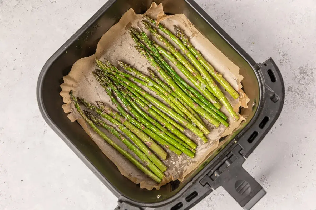 Espárragos trigueros listos para cocinar en la airfryer, con un toque de sal y aceite.