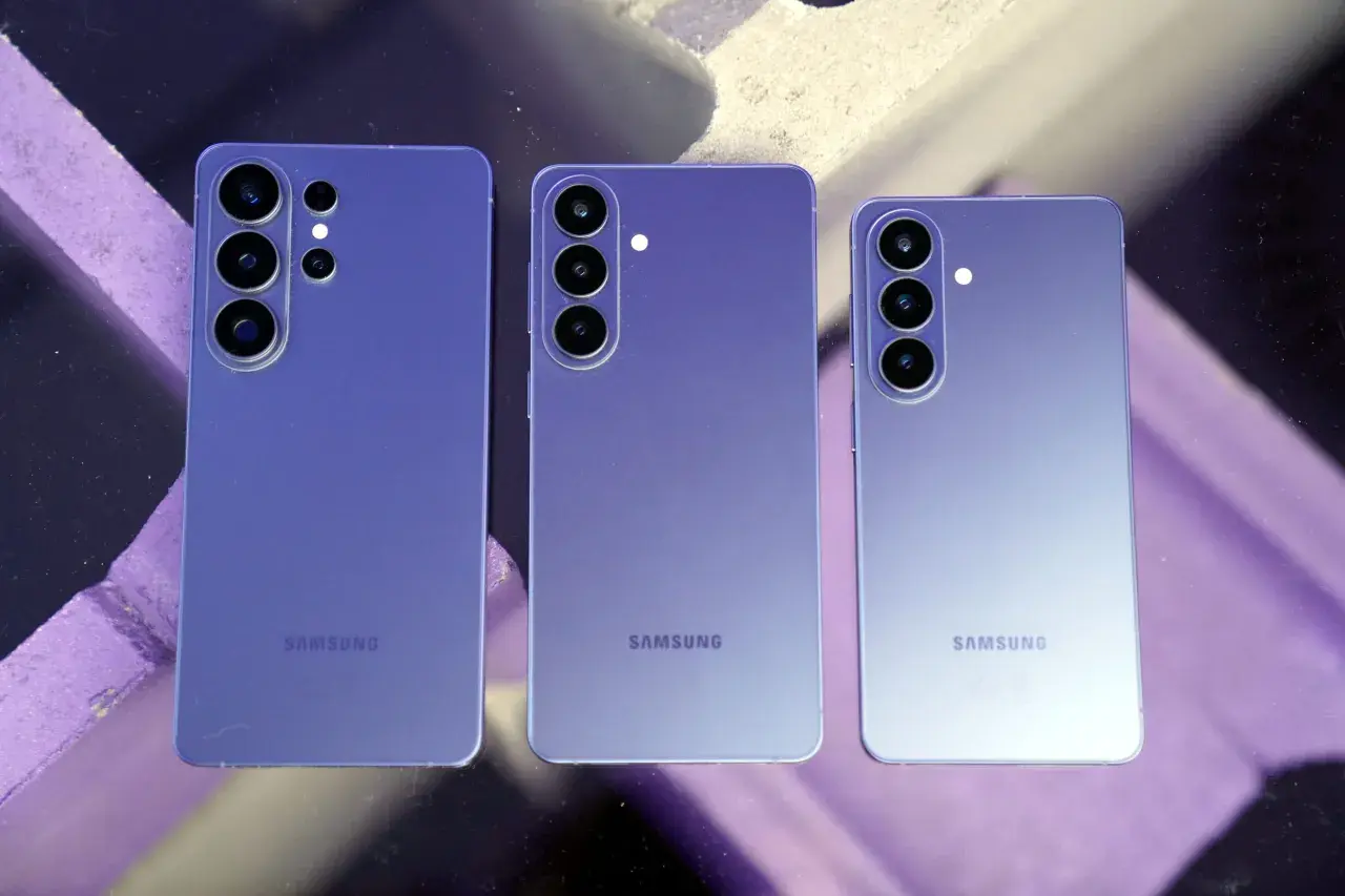 Trzy fioletowe telefony Samsung, prawdopodobnie modele z serii S26, ustawione obok siebie. Widoczne moduły aparatów i logo Samsung.