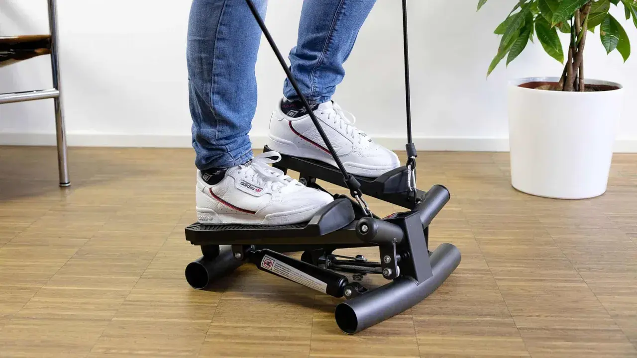 Person trainiert auf dem besten Stepper, um fit zu bleiben.