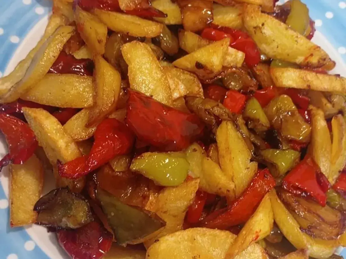 Patate fritte dorate e peperoni colorati, un piatto saporito che ricorda le estati in tavola.