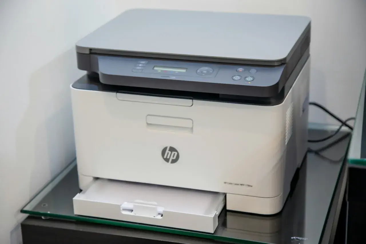 Biała drukarka HP Color Laser MFP 178nw. Zapomniałeś hasła? Sprawdź, jak odzyskać hasło do drukarki HP.
