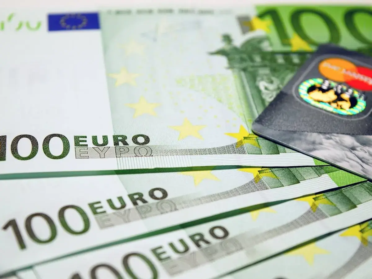 Banconote da 100 euro e una carta di credito, pronte per il rimborso spese.