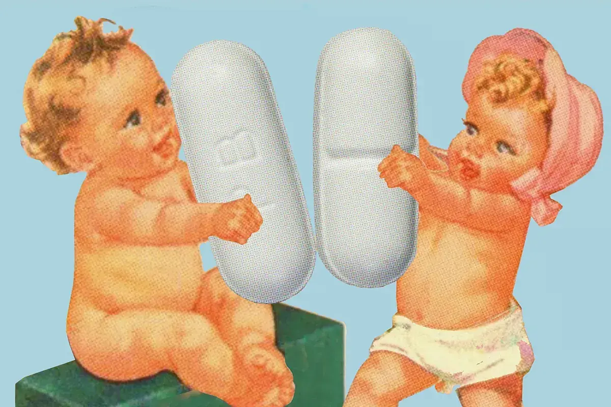 Dos bebés sostienen pastillas gigantes, como si fueran un paracetamol para niños.
