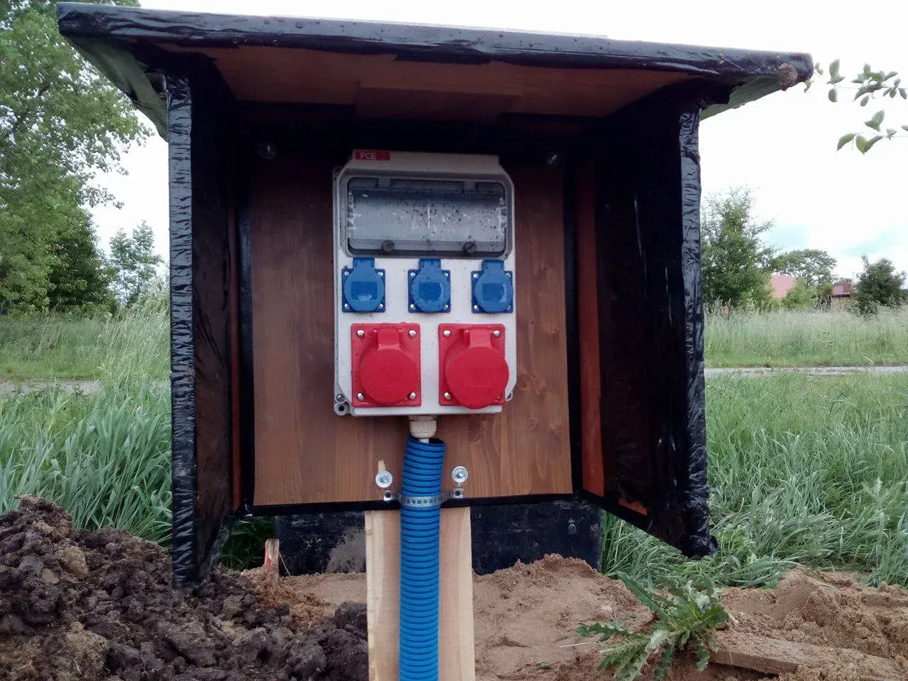 Jaka odległość skrzynki elektrycznej od granicy działki? Uniknij problemów!