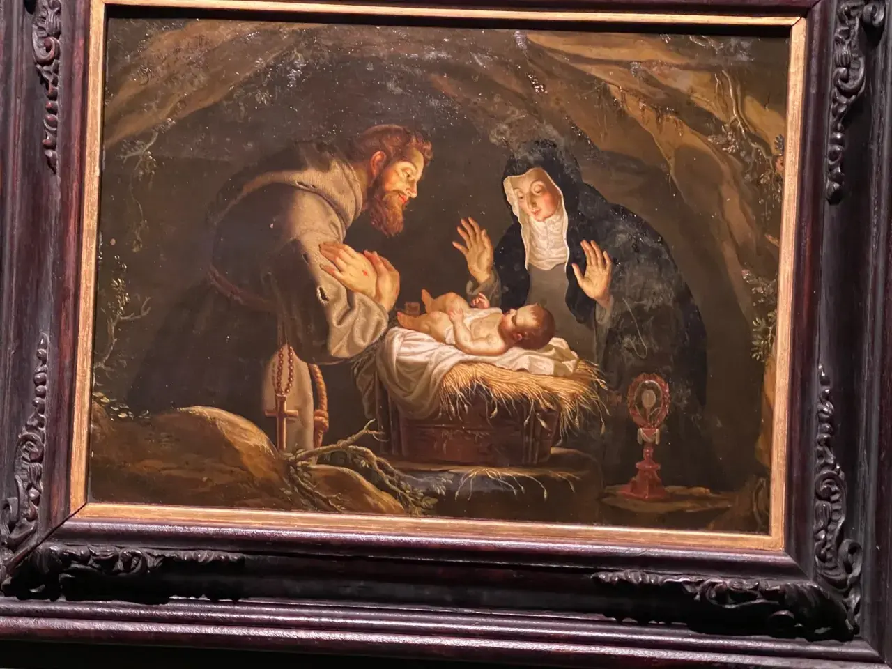 Święty Franciszek i święta Klara adorują Dzieciątko Jezus. Obraz oddaje ducha franciszkanizmu poprzez prostotę i pokorę sceny.