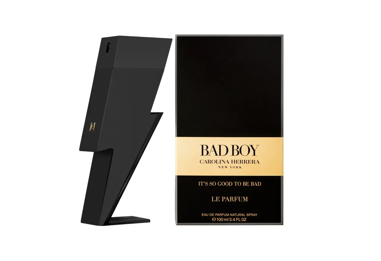 Czarny flakon perfum Bad Boy w kształcie błyskawicy i jego opakowanie.