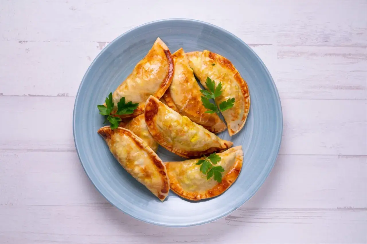 Idealne ciasto na pierogi pieczone bez drożdży: Mój przepis krok po kroku
