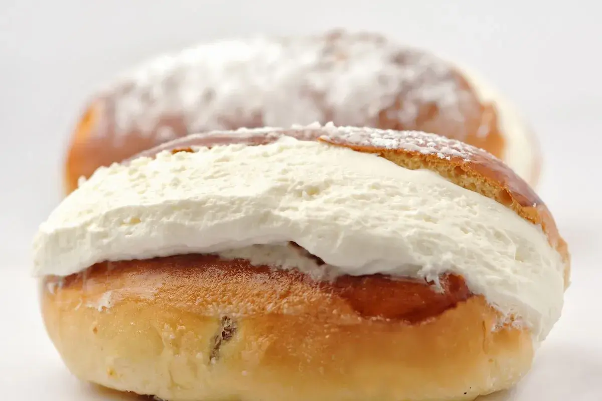 Maritozzi ricetta della nonna: soffici dolci con panna montata, un classico della colazione.