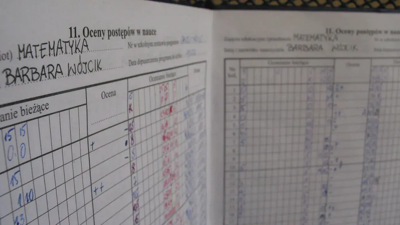 Widok dziennika lekcyjnego z wpisanymi ocenami z matematyki dla Barbary Wójcik.