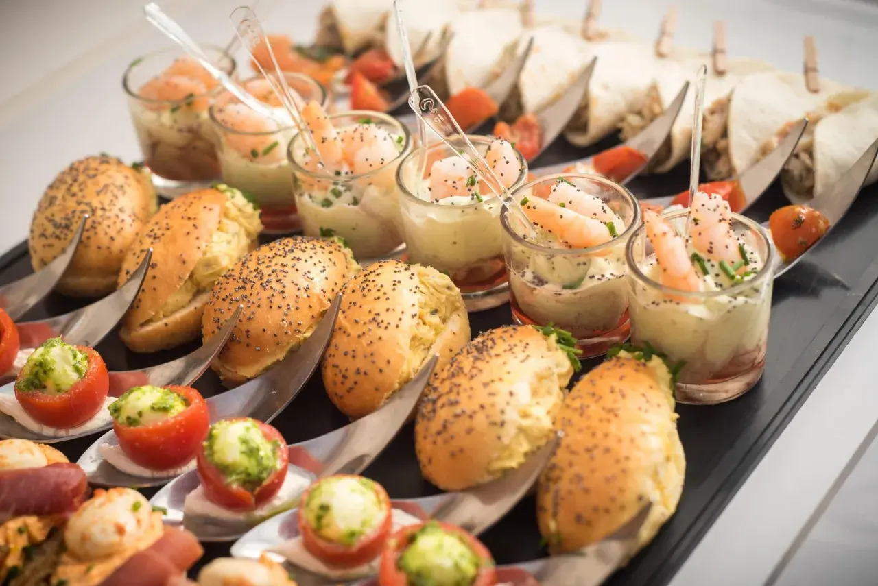Amuse-bouches variés pour un mariage : verrines de crevettes, mini-burgers, tomates farcies. Combien d'amuse bouche par personne pour mariage ?