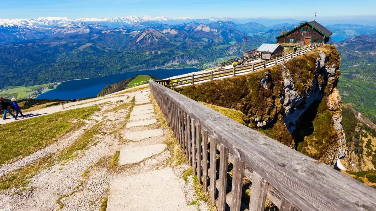 Widok na jezioro i góry z platformy widokowej. To jedne z najpiękniejszych atrakcji Austrii.