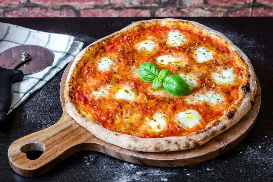 Idealna domowa pizza: sekret chrupiącego spodu i smaku