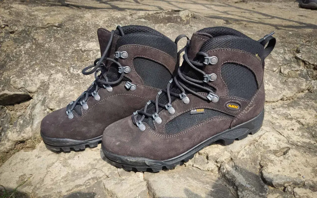 Solidne, brązowe buty trekkingowe Aku Air 8000 gotowe na górskie wyzwania.