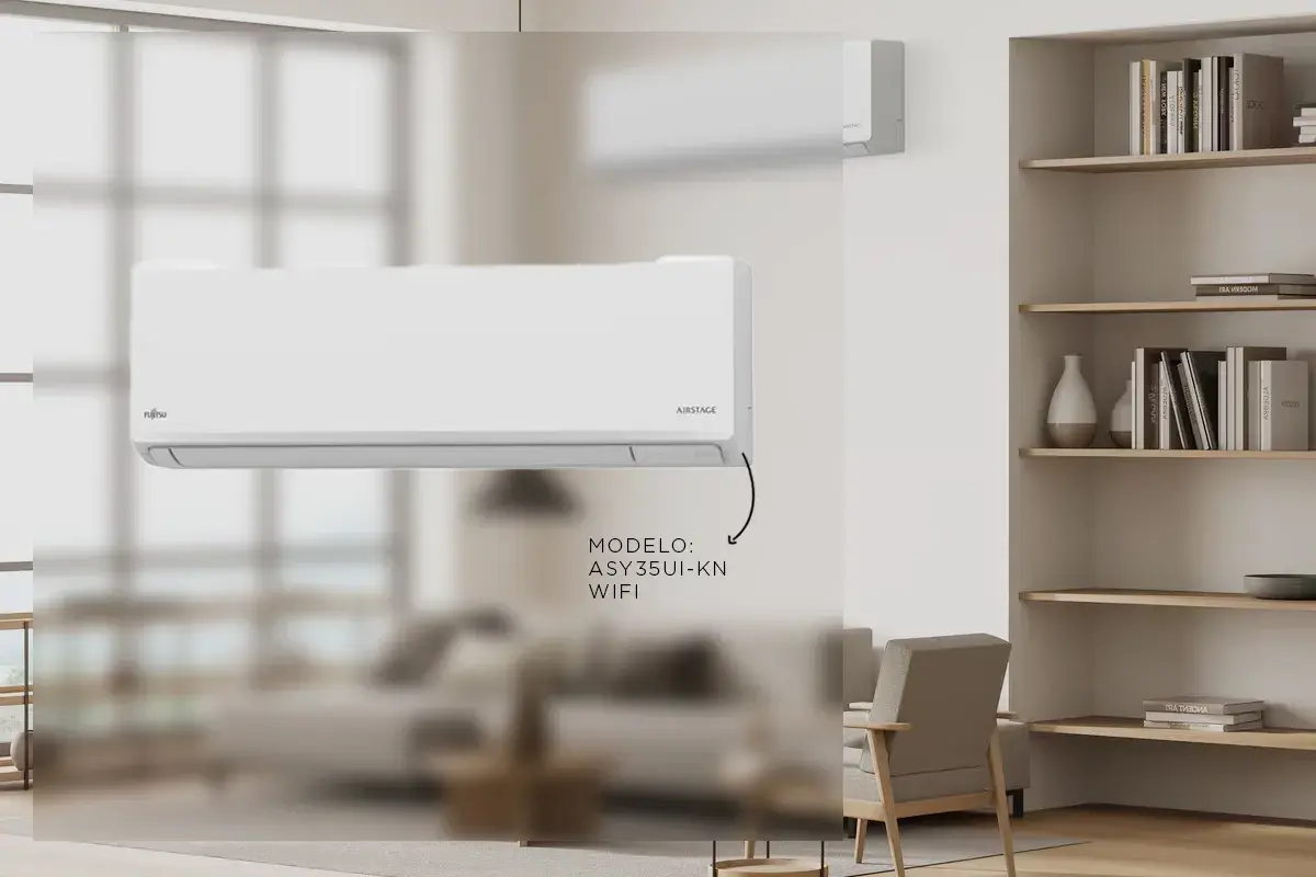 Un aire acondicionado split Fujitsu AIRSTAGE, uno de los tipos de aire acondicionado, modelo ASY35UI-KN con WiFi, en un salón moderno.
