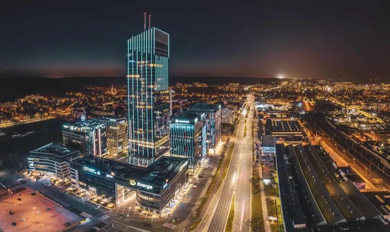 Olivia Star, imponująca **wysokość** wieżowca, rozświetla nocne miasto.