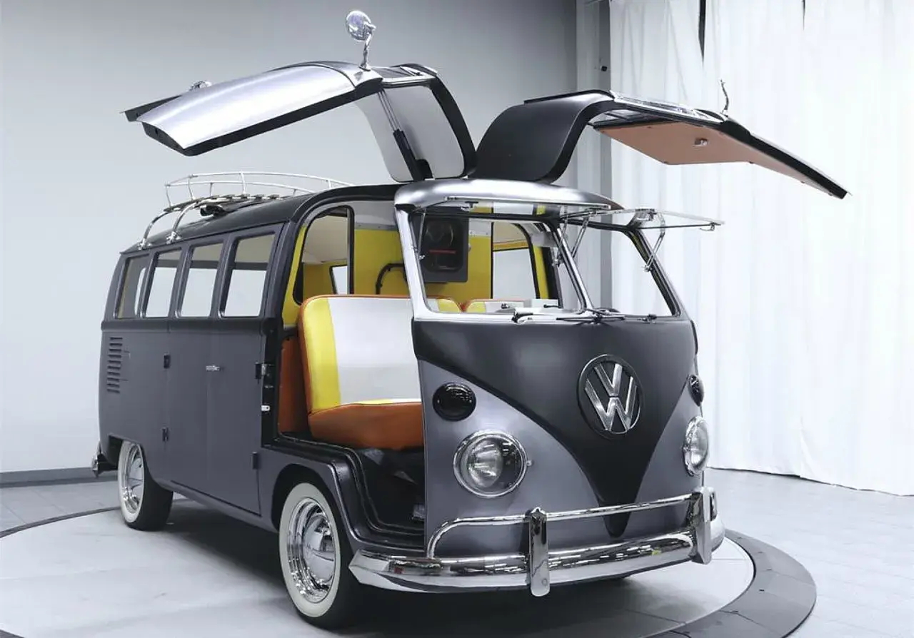 Niesamowity VW Ogórek z otwieranymi drzwiami typu gullwing i kolorową tapicerką.