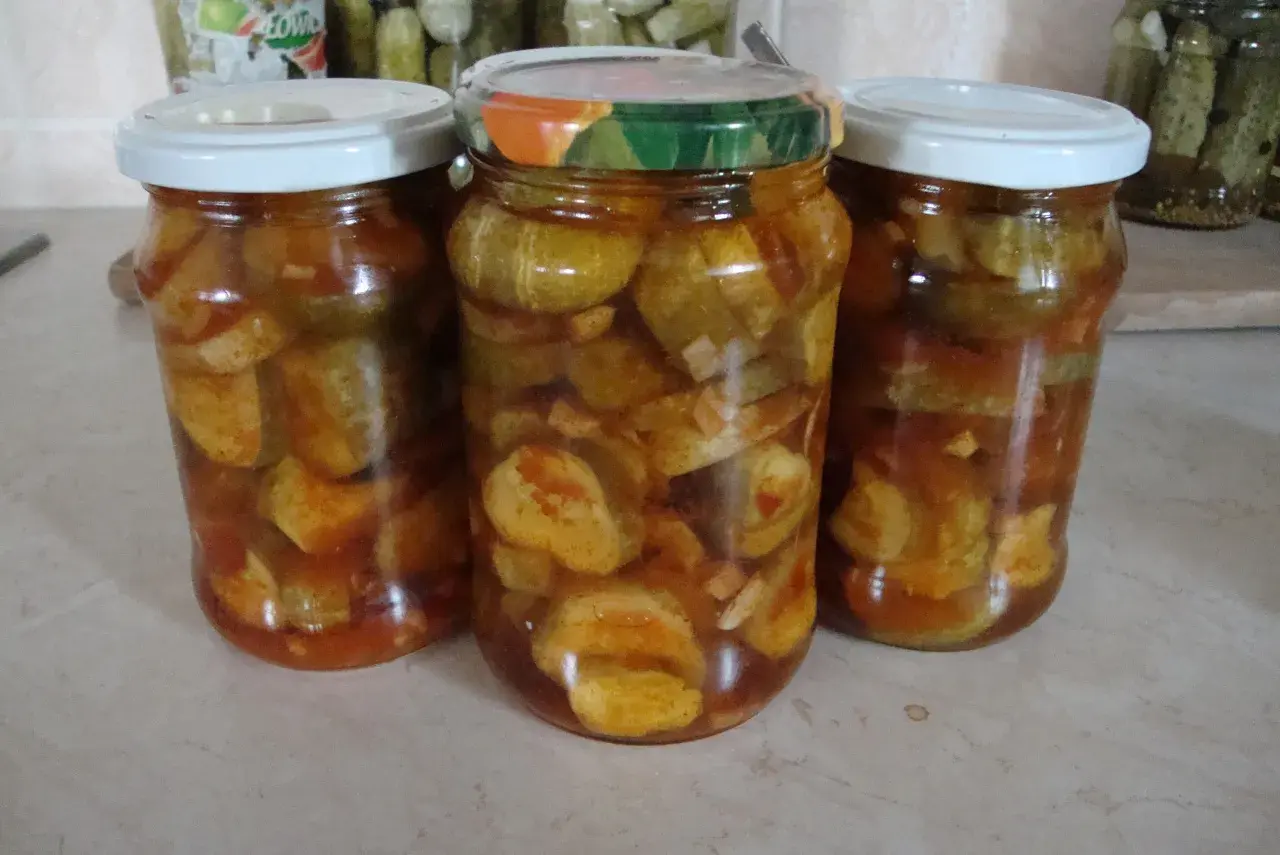 Słoiki z ogórkami chili, gotowe na zimę. Pikantne, domowe przetwory.