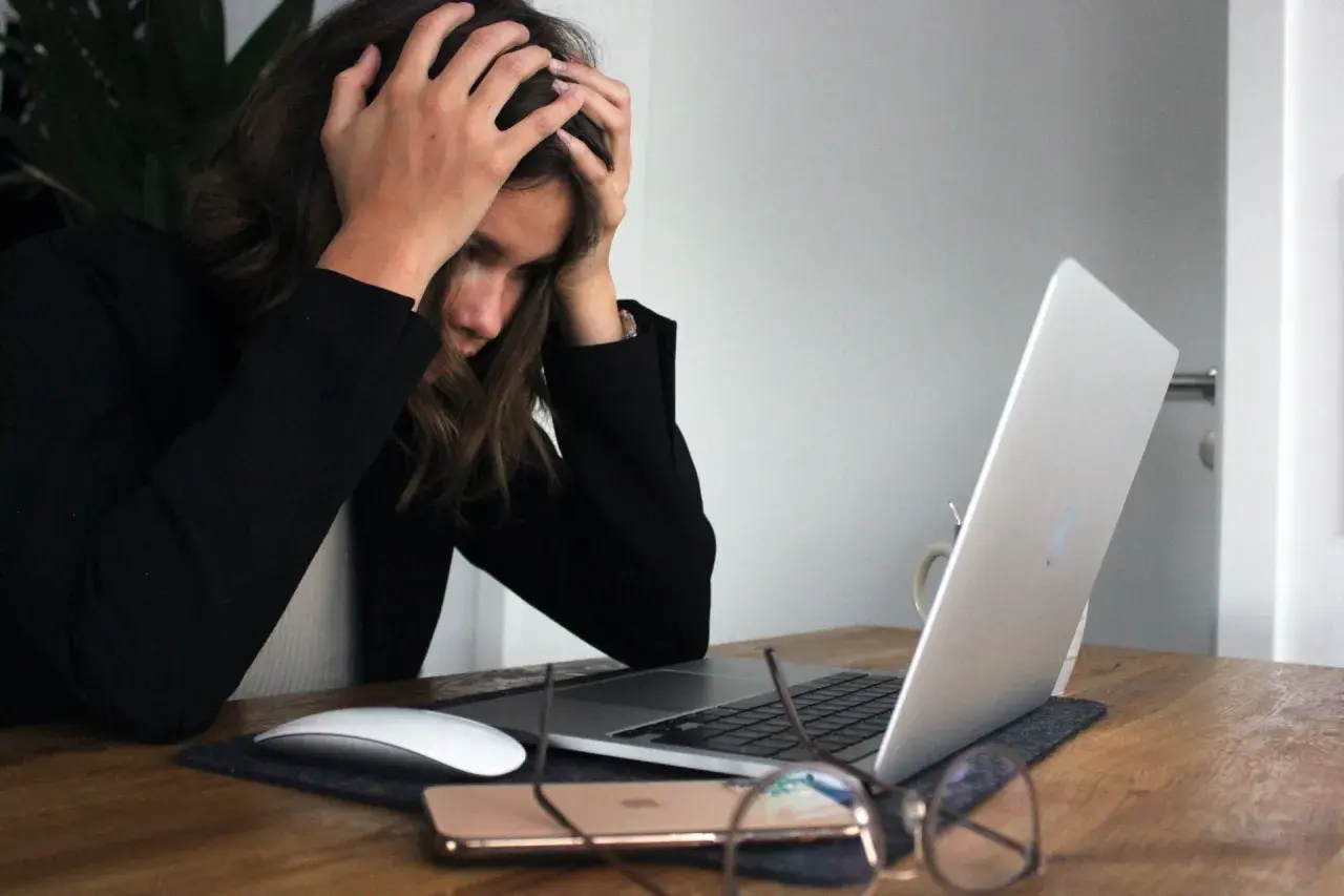 Femme stressée devant son ordinateur, confrontée à un blocage provision sur saisie administrative à tiers détenteur.