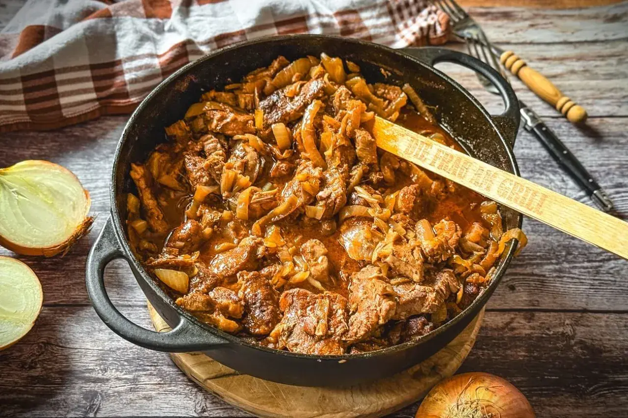 Herzhaftes Zwiebelfleisch-Rezept in einer Gusseisenpfanne, mit Zwiebeln und Fleisch in einer würzigen Sauce. Ein Klassiker, der immer schmeckt.