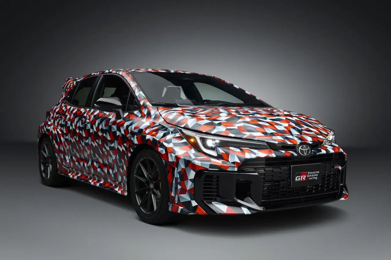 Agresywny kamuflaż na sportowej sylwetce Toyota Corolla GR zapowiada moc i dynamikę.