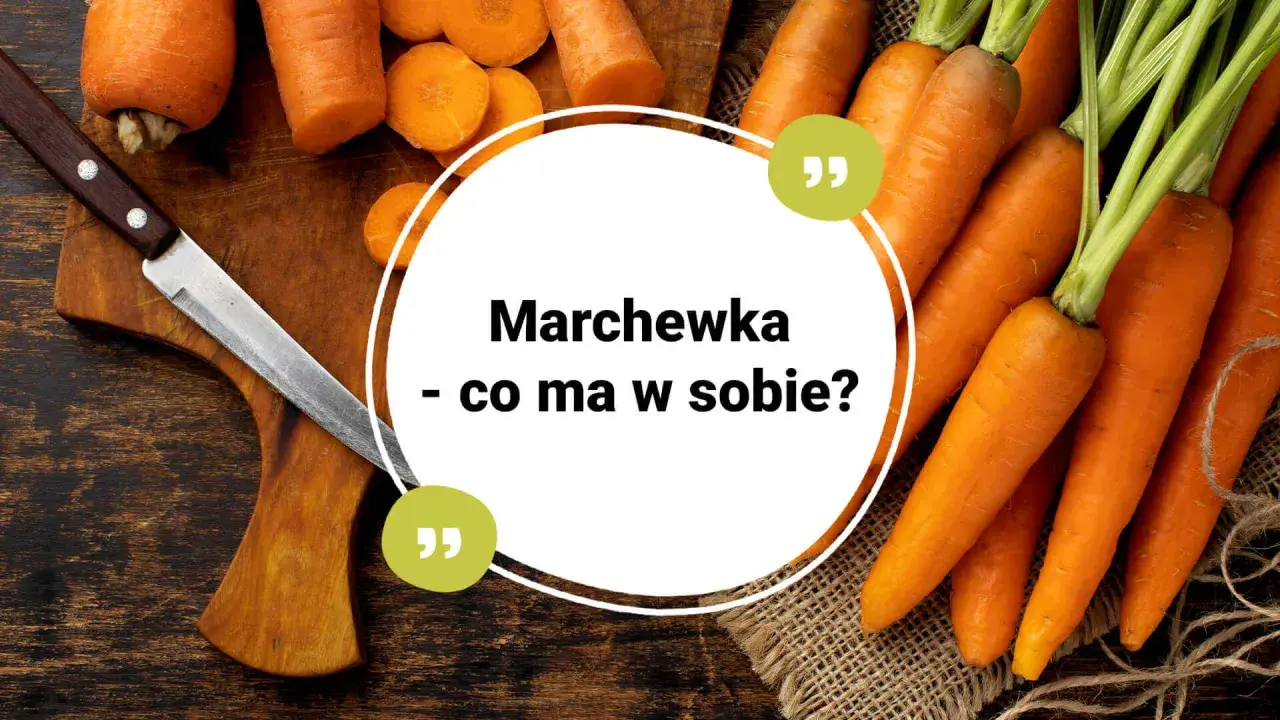 Świeże marchewki na desce, obok nóż. Tekst: "Marchewka - co ma w sobie?". Dowiedz się, ile cukru ma marchewka.