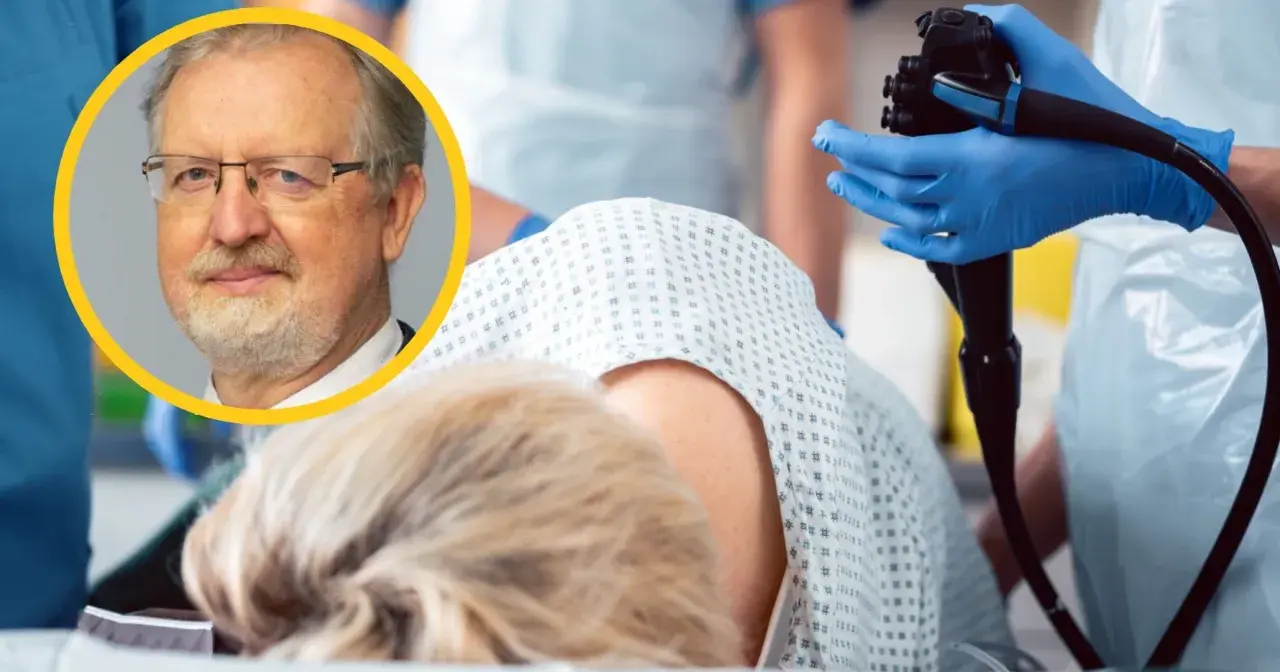 Lekarz w okularach i brodzie wyjaśnia, czy kolonoskopia boli. W tle pacjentka i sprzęt medyczny.
