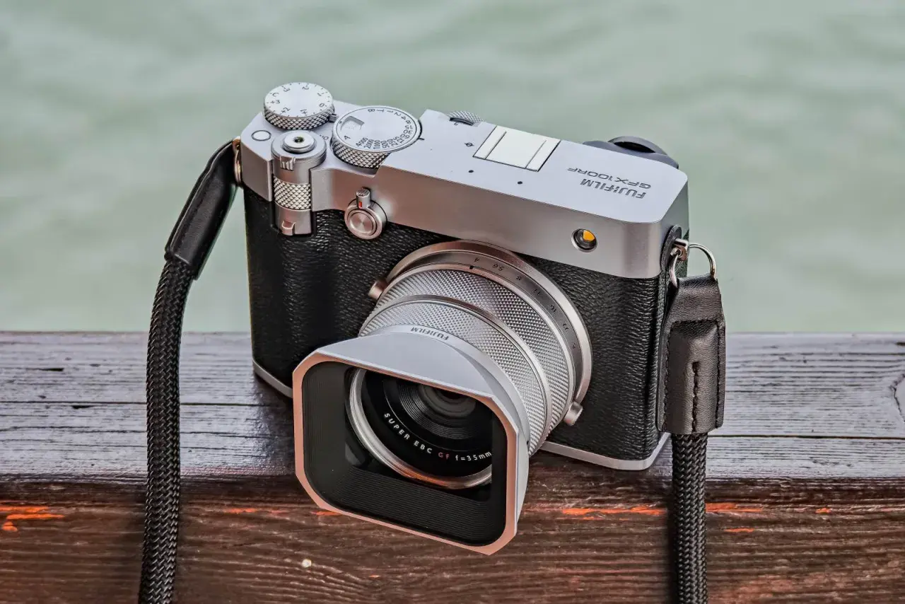 La nuova Fujifilm GFX 100S, un gioiello di tecnologia e design, pronta a catturare ogni dettaglio.