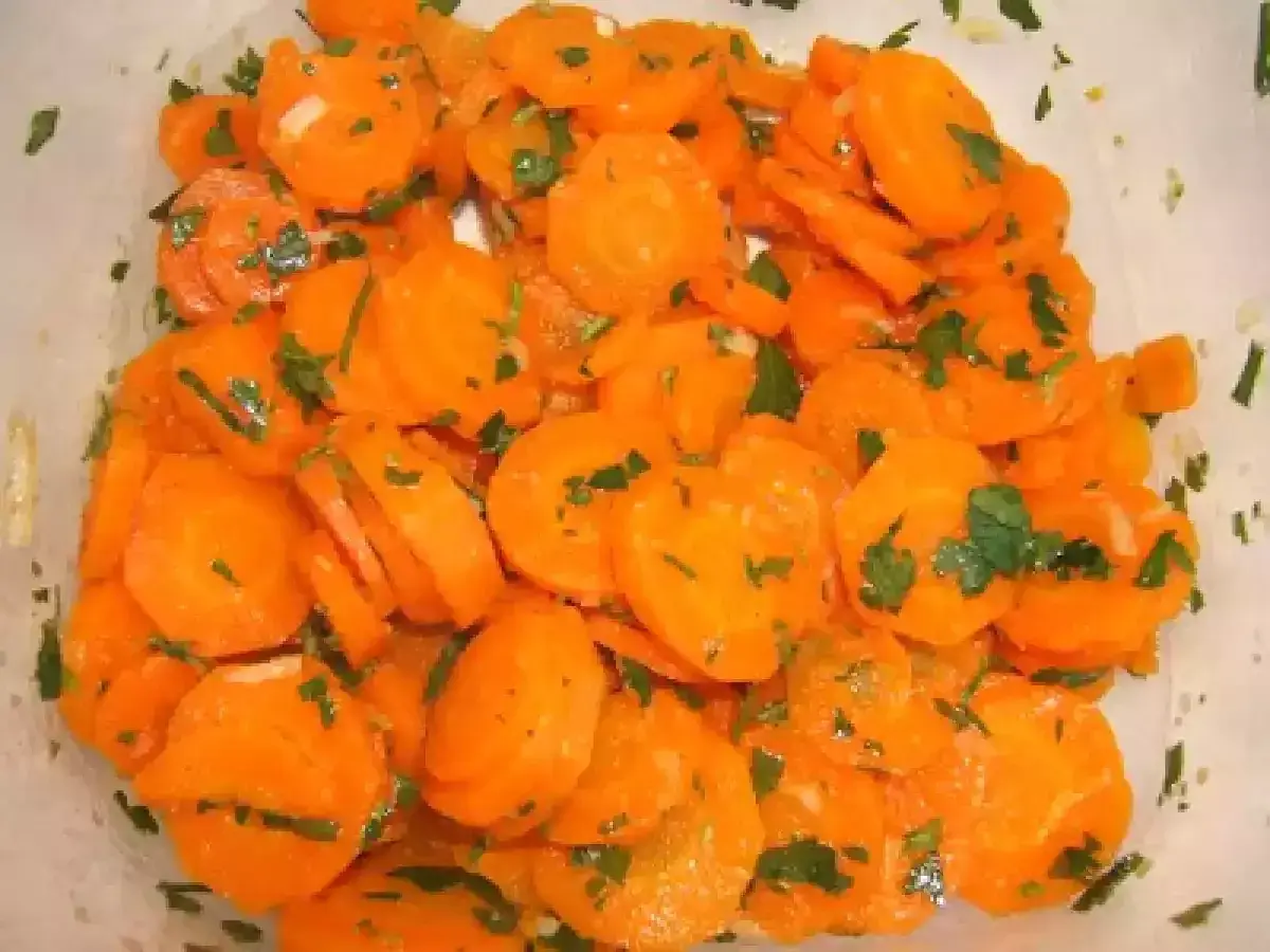 Una deliciosa ensalada de zanahoria cortada en rodajas finas y aderezada con perejil fresco.
