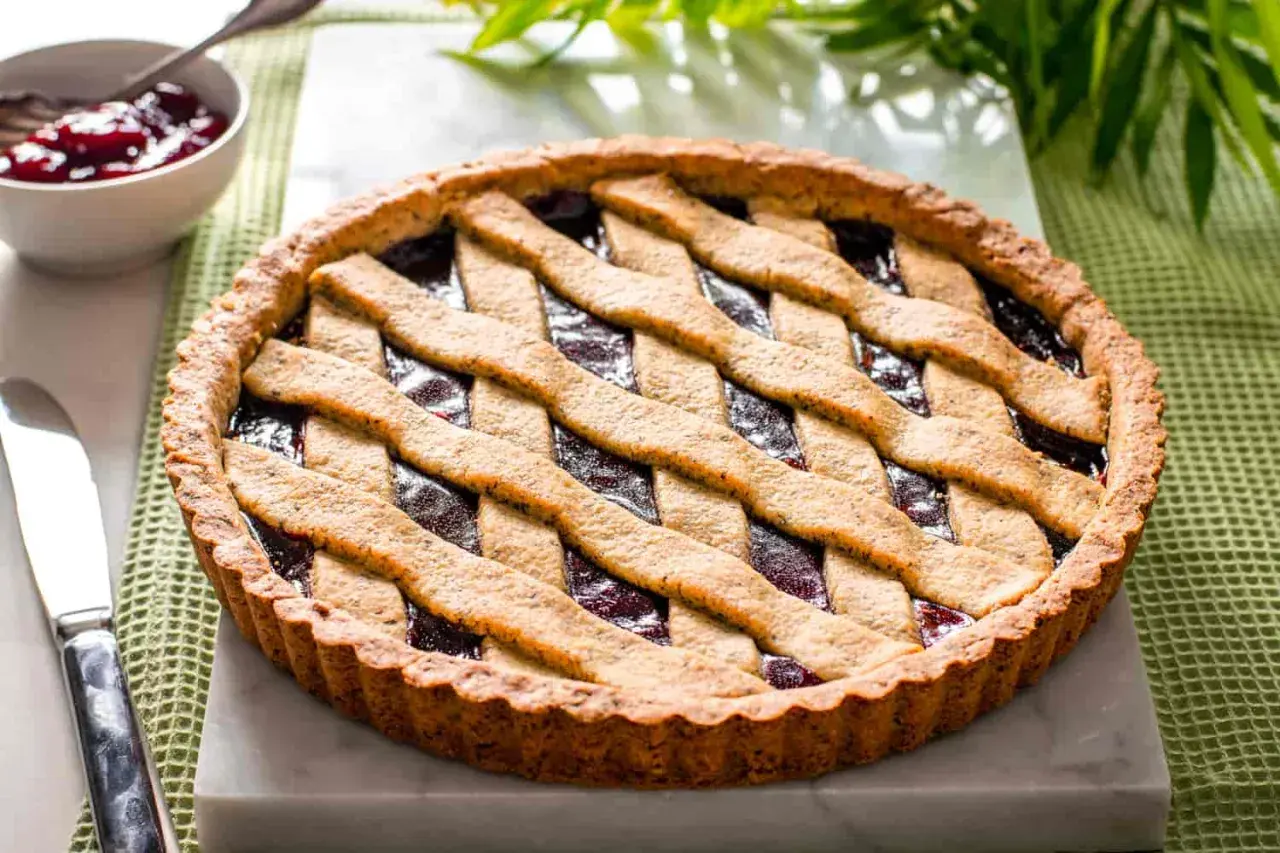 Deliziosa crostata grano saraceno con ripieno di marmellata scura, decorata con una griglia di pasta.