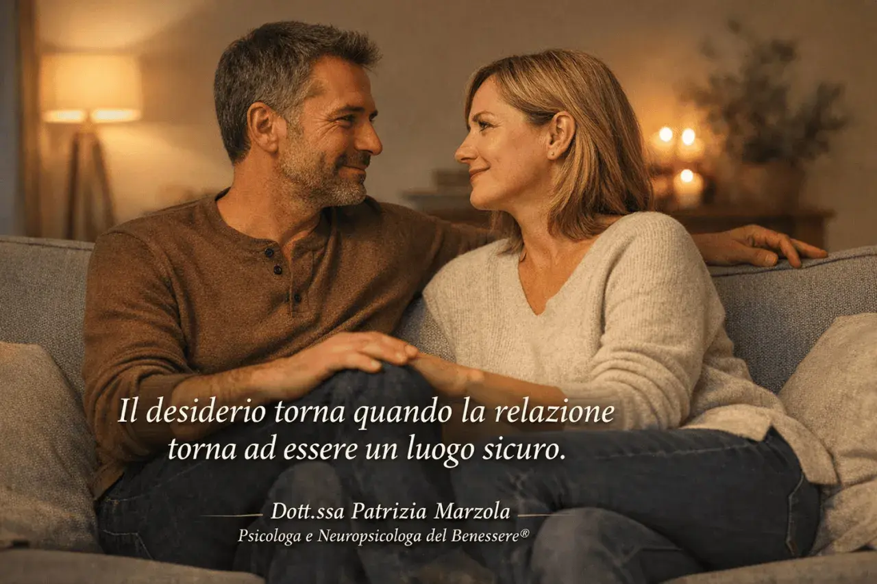 Coppia affiatata sul divano, un'atmosfera intima che suggerisce come far venire voglia al partner: la sicurezza nella relazione riaccende il desiderio.
